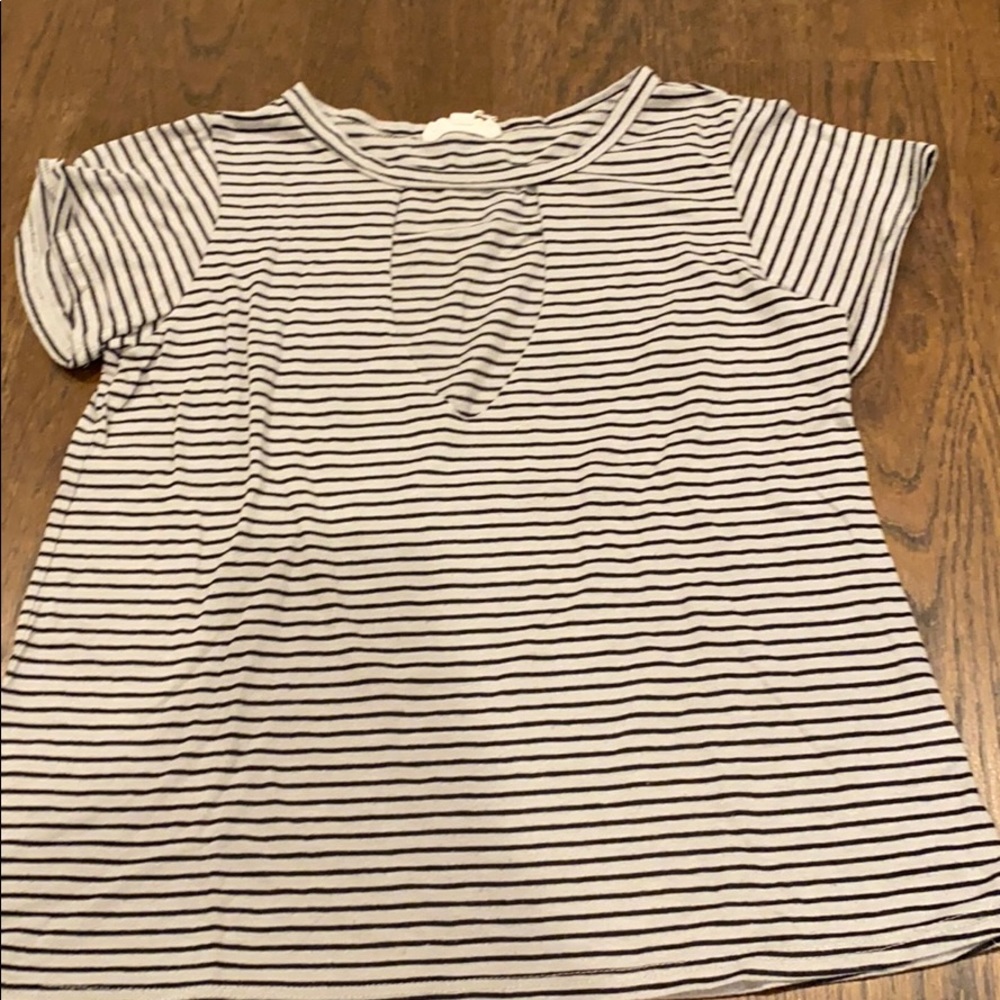 black and grey stripped tee shirt